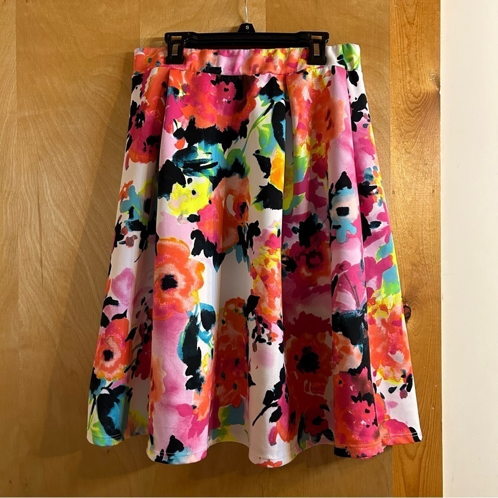 Fun and comfortable floral mid length skirt. Discreet Brand size Large